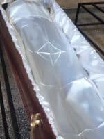 атласная постель в гробе