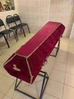 бархатный гроб с золотой тесьмой