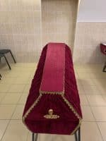 гроб бордовый бархат с золотой тесьмой