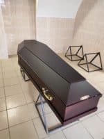 темный деревянный гроб для крематория